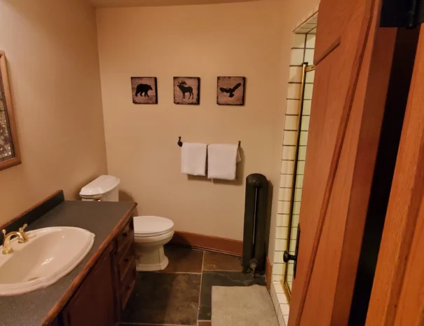 carriage-bedroom-bathroom-2