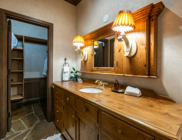 sunshine-lodge-apartment-vanity