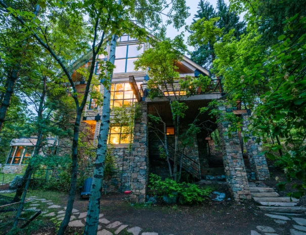 sunshine-lodge-back-path