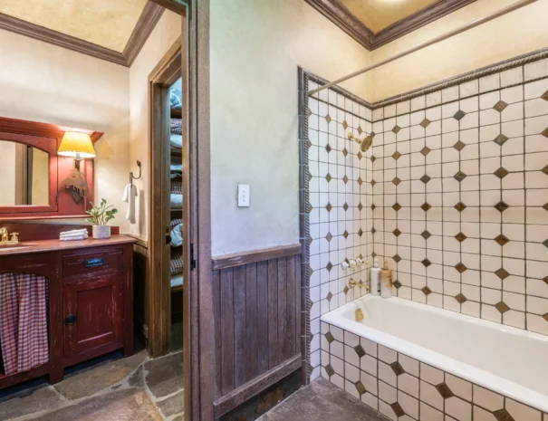 sunshine-lodge-bedroom-boys-bunk-shower