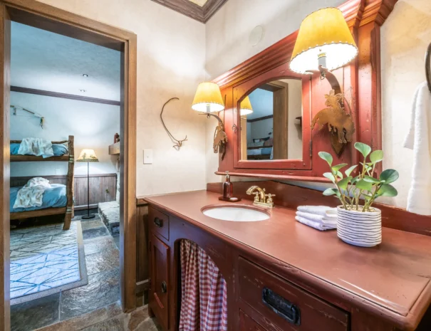 sunshine-lodge-bedroom-boys-bunk-vanity