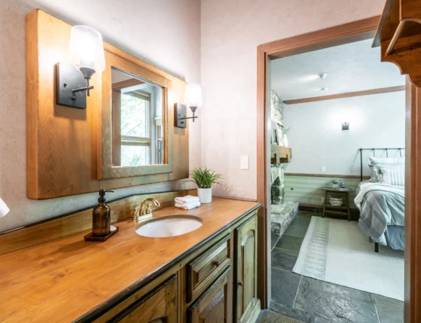 sunshine-lodge-bedroom-five-bathroom