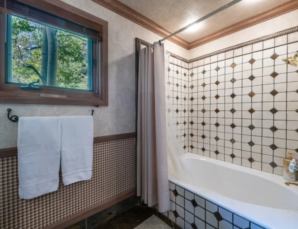 sunshine-lodge-bedroom-four-shower