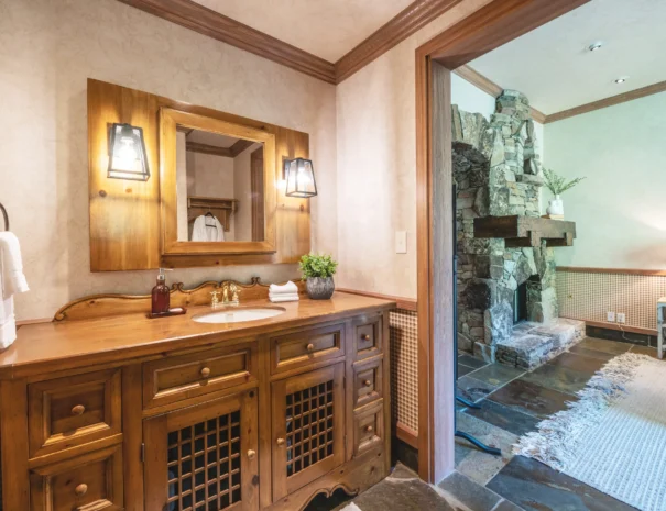 sunshine-lodge-bedroom-four-vanity