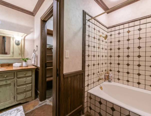 sunshine-lodge-bedroom-six-shower