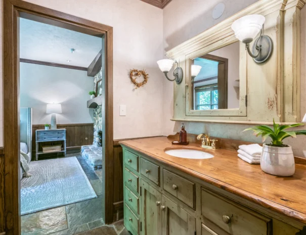 sunshine-lodge-bedroom-six-vanity