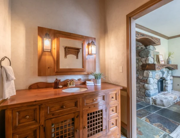 sunshine-lodge-bedroom-three-vanity