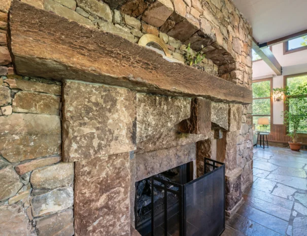 sunshine-lodge-dining-fireplace