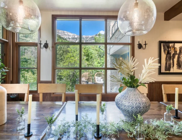 sunshine-lodge-dining-table-outside-view