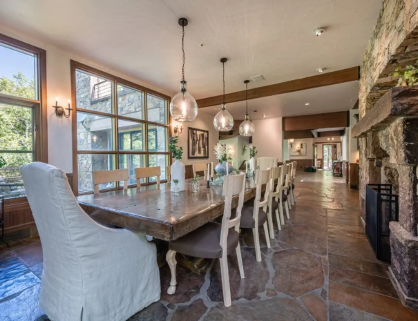 sunshine-lodge-dining-table-view-4