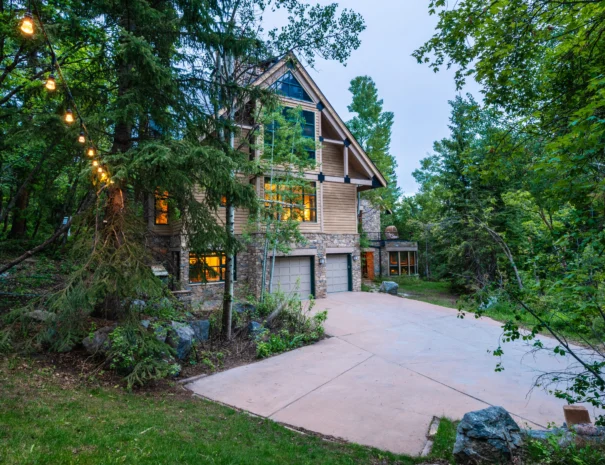 sunshine-lodge-garage-side-view