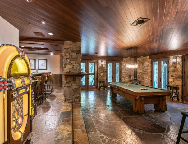 sunshine-lodge-jukebox-pool-table