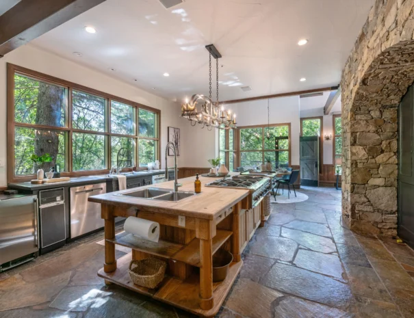 sunshine-lodge-kitchen-view-1