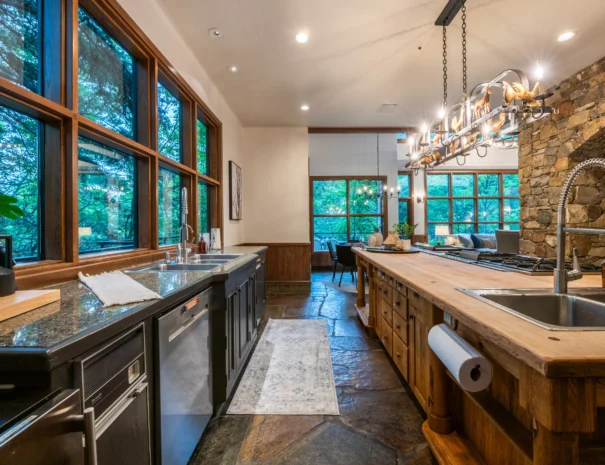 sunshine-lodge-kitchen-view-3