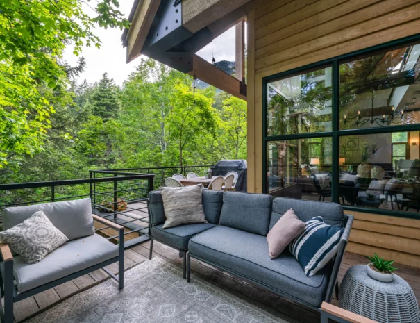 sunshine-lodge-main-deck-seating-view-2