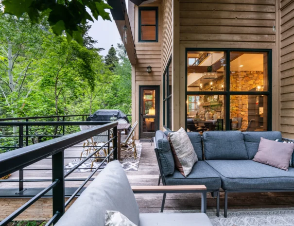 sunshine-lodge-main-deck-seating-view-inside