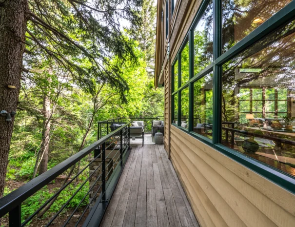sunshine-lodge-main-deck-walkway
