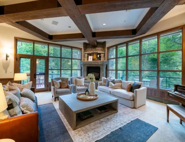 sunshine-lodge-main-room-zoom