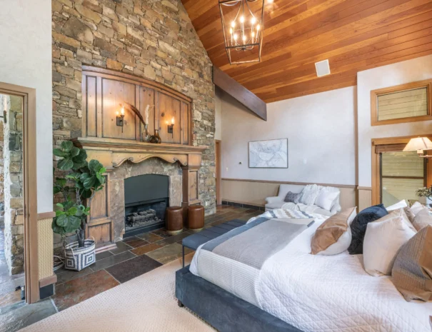 sunshine-lodge-master-bedroom-fireplace-view