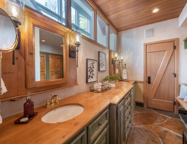 sunshine-lodge-master-bedroom-vanity
