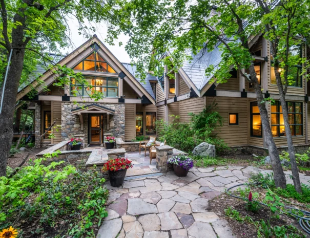 sunshine-lodge-path-entrance