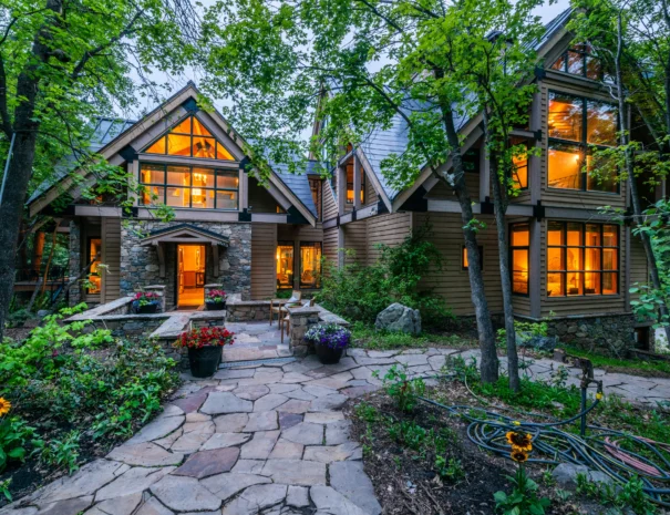 sunshine-lodge-path-entrance-evening