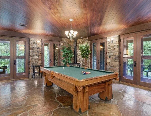 sunshine-lodge-pool-table