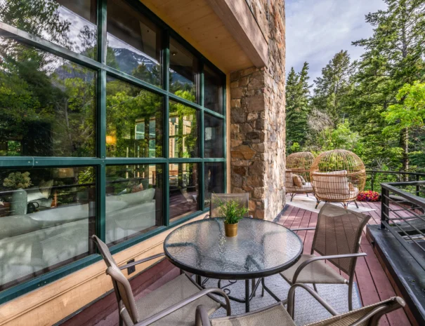 sunshine-lodge-second-deck-dining