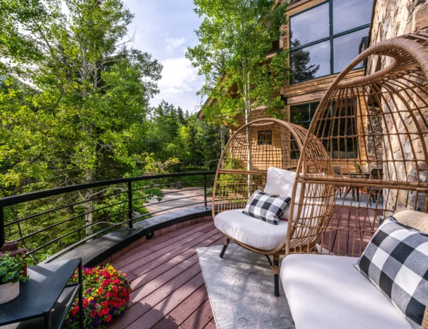 sunshine-lodge-second-deck-seating-2